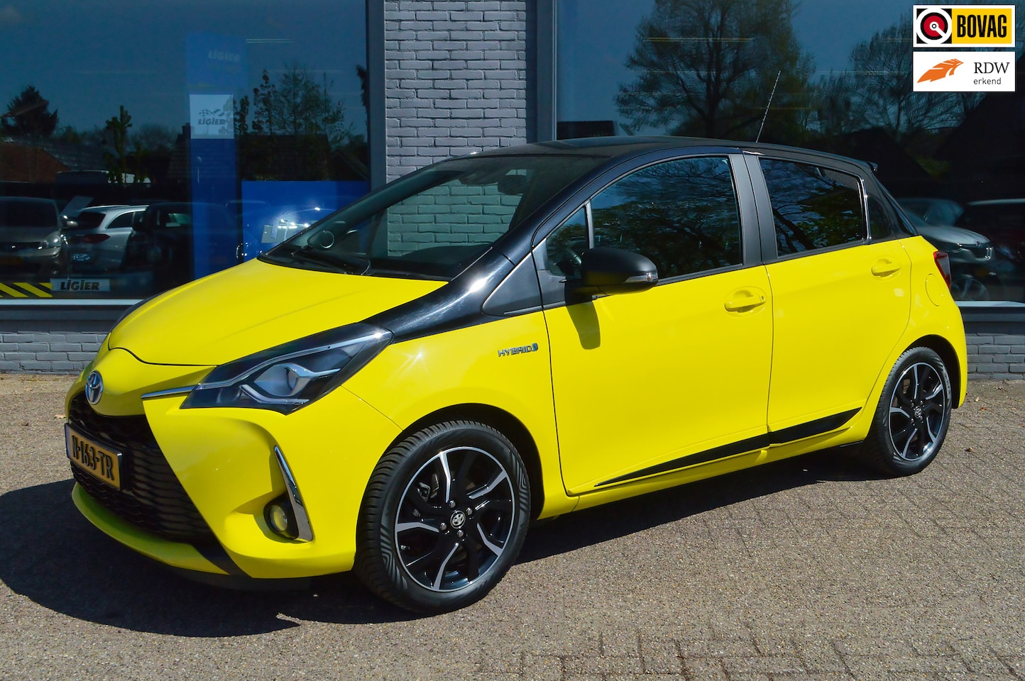 Toyota Yaris - 1.5 Hybrid Premium Yellow Edition Bi-Tone | Navi | Panodak | Camera - AutoWereld.nl