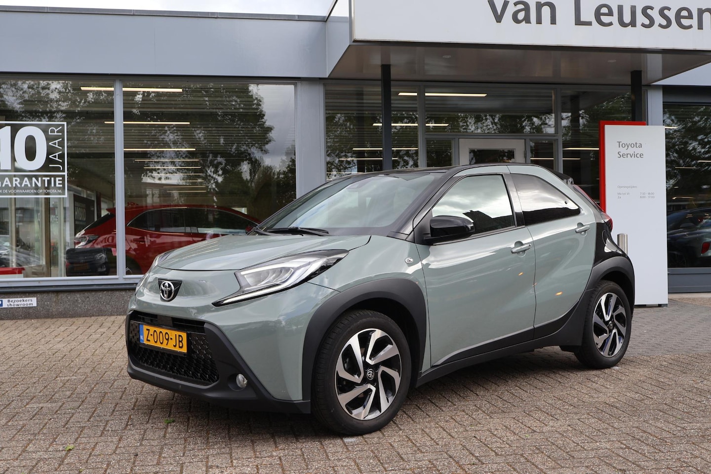 Toyota Aygo X - 1.0 VVT-i MT Pulse 1e EIGENAAR NL-AUTO CLIMA DONKERGLAS LICHTMETALEN VELGEN AD-CRUISE - AutoWereld.nl