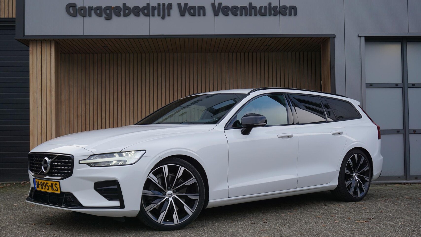 Volvo V60 - 2.0 T5 250pk R-Design Black Optik H&K Leder 20inch LM Navi LED Virtual Cockpit Stoel & Stu - AutoWereld.nl