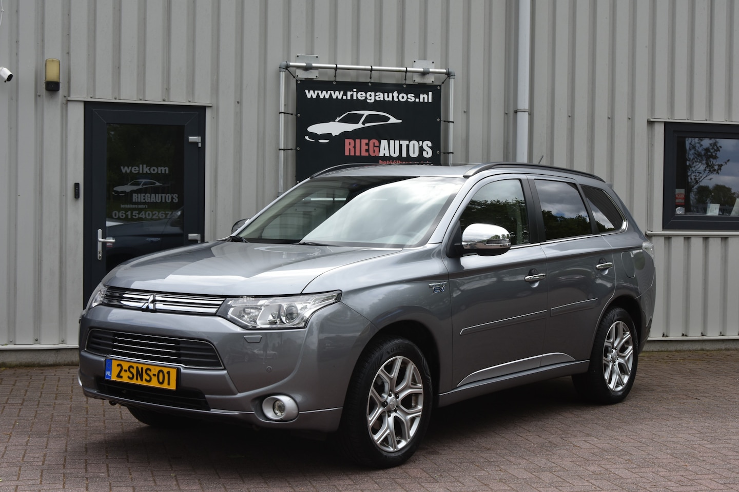 Mitsubishi Outlander - 2.0 PHEV Instyle. Afneembare trekhaak!! - AutoWereld.nl