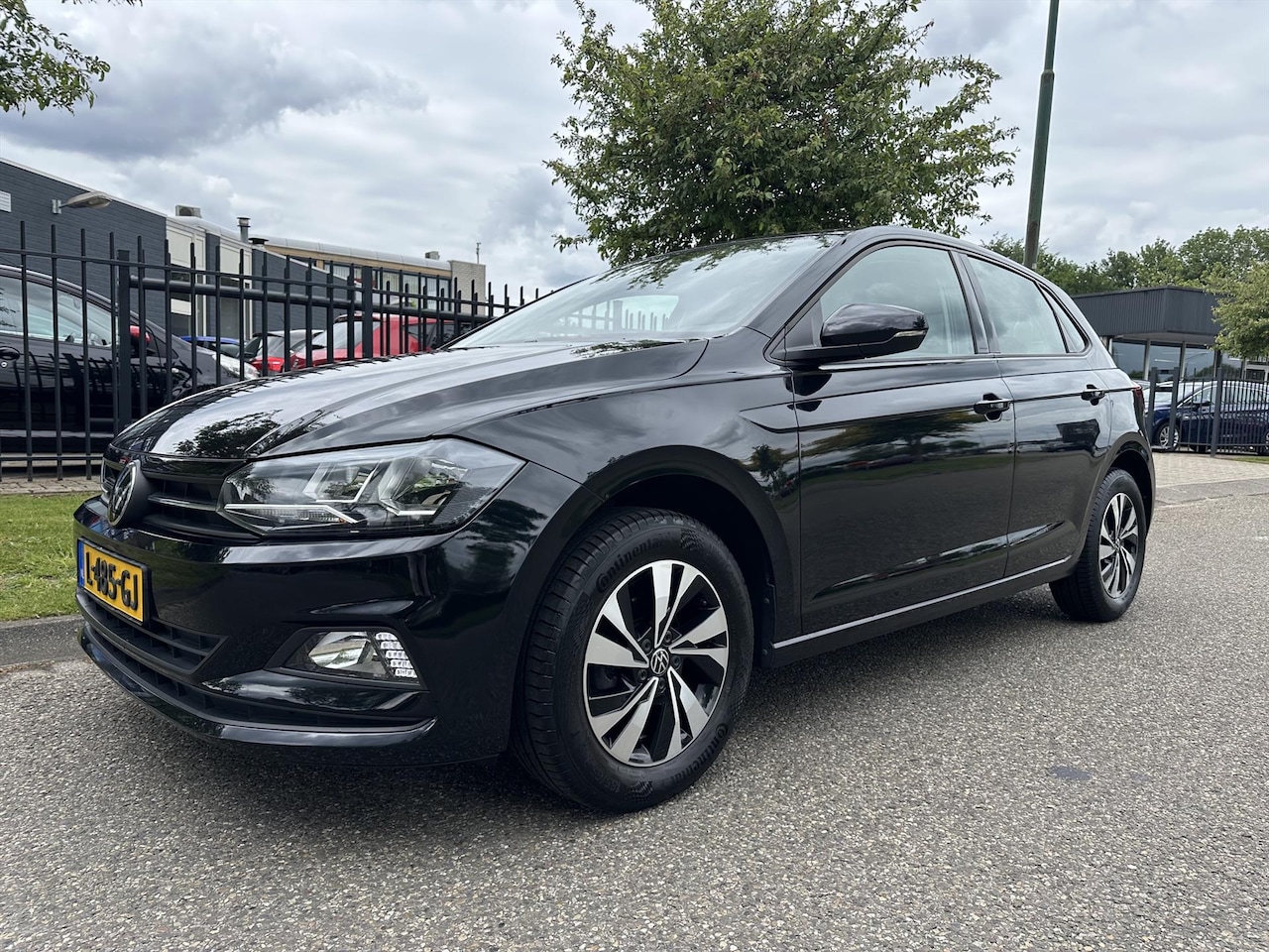Volkswagen Polo - 1.0 MPI 80pk Comfortline Navigatie AIRCO APK tot 11-05-2028 - AutoWereld.nl