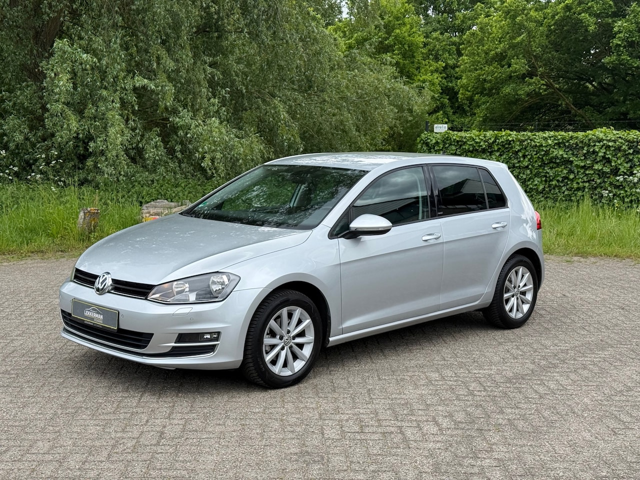 Volkswagen Golf - 1.2 TSI High Line PANO I PDC I R LINE VELGEN I NWE APK I WEINIG KM - AutoWereld.nl