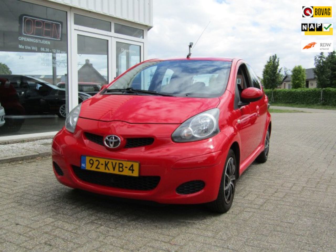 Toyota Aygo - 1.0-12V 5 drs Comfort 2de eigenaar van binnen, buiten en technisch goed. Door ons nieuw ge - AutoWereld.nl