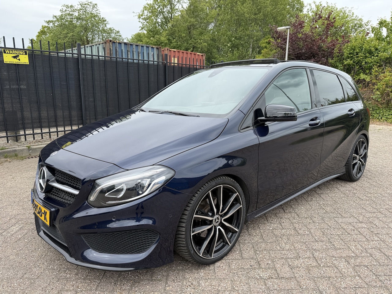Mercedes-Benz B-klasse - 180 Ambition AMG Panorama/Alcantara/Navi/PDC - AutoWereld.nl