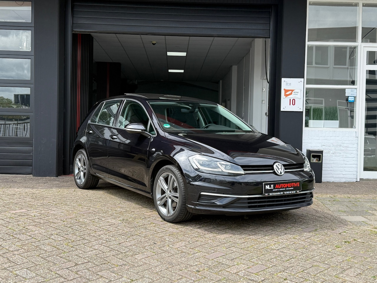 Volkswagen Golf - 1.6 TDI Highline Business R Pano/Automaat - AutoWereld.nl