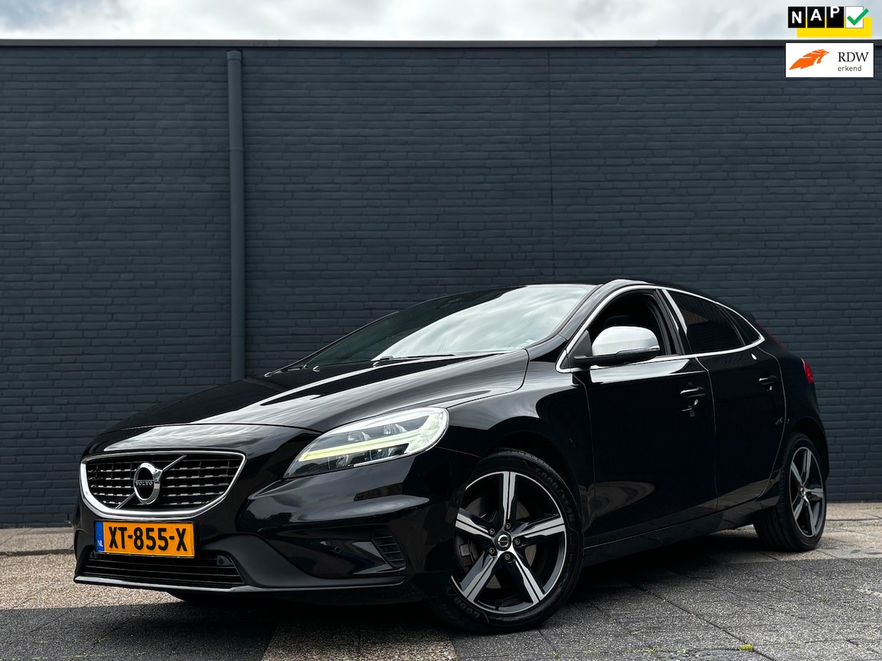 Volvo V40 - 1.5 T3 R-Design | Pano | Camera | Stoelverw. - AutoWereld.nl