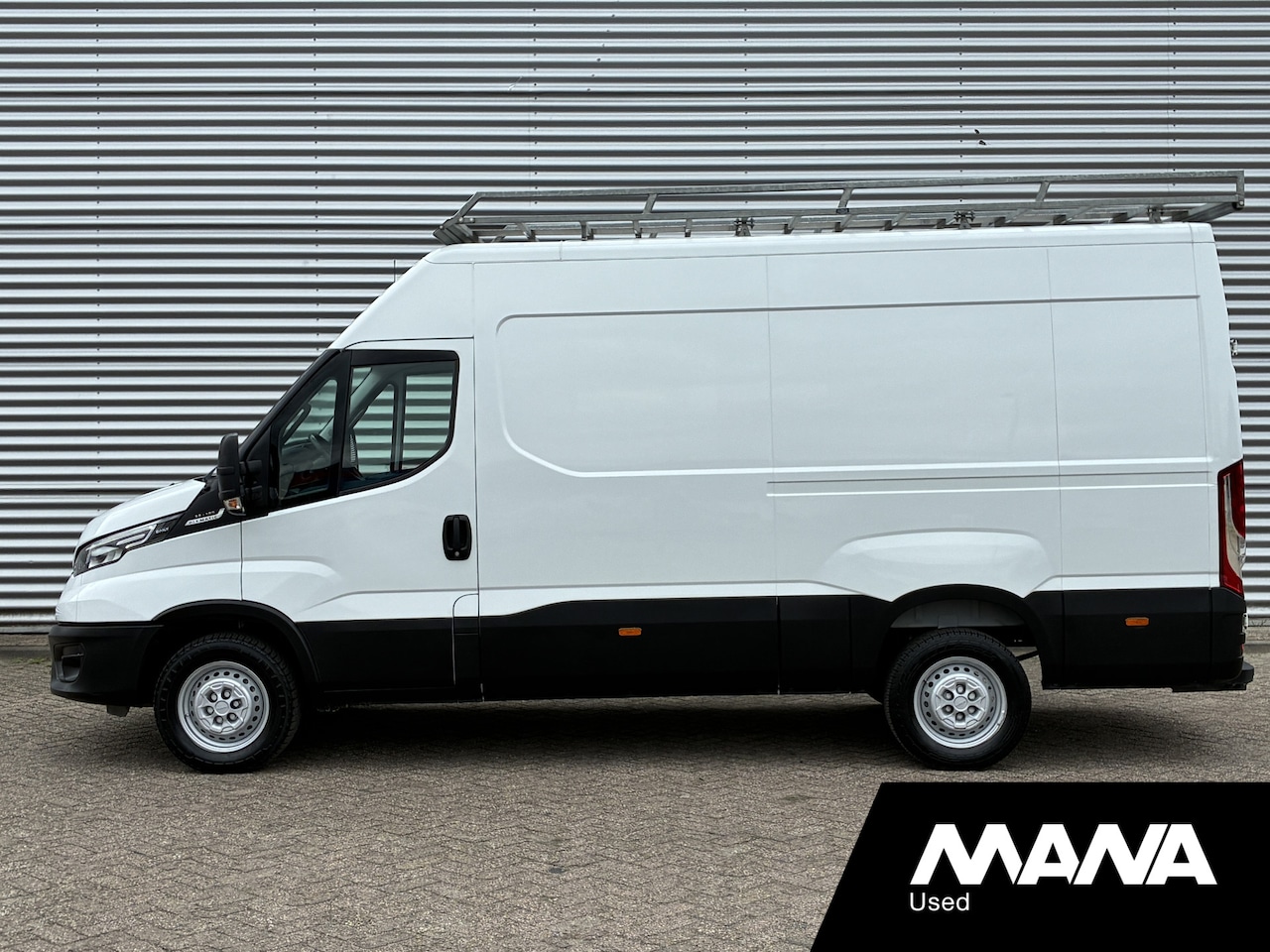 Iveco Daily - 35 180pk 3.0L L2LH2 Hi-Matic Automaat Imperiaal Trekhaak Cruise Camera Climate Control - AutoWereld.nl