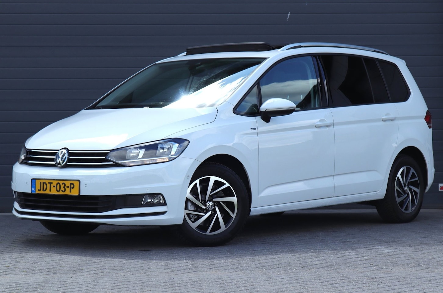 Volkswagen Touran - 1.5 TSI 7 persoons / DSG automaat / Pano / Carplay - AutoWereld.nl