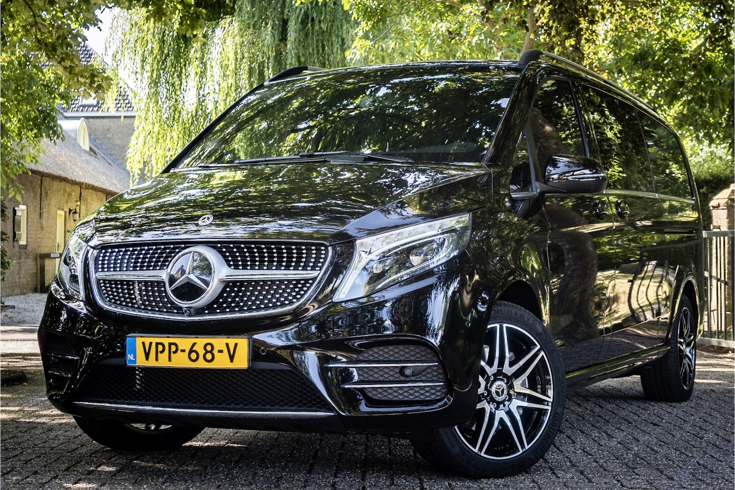 Mercedes-Benz V-klasse - 300d 4-MATIC Extra Lang L3 DC AMG Line Edition Luchtvering Stoelventilatie Burmester Elekt - AutoWereld.nl