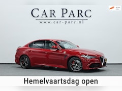 Alfa Romeo Giulia - 2.9 V6 Quadrifoglio 570+PK Squadra CARBON/HALF LEDER+ALCANTARA+MEMORY/19" LMV/CAM/LINE/ACC