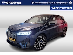 BMW iX - xDrive40 Sport Edition 77 kWh / Navigatie / App connect / 360 Camera / Leder / Zwenkbare t