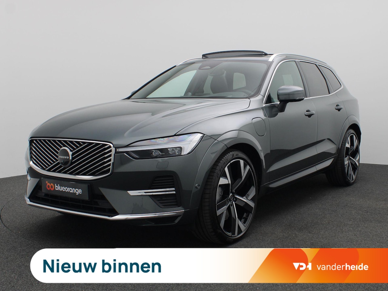 Volvo XC60 - 2.0 T6 Plug-in hybrid AWD Ultra Executive Edition Panoramadak, Trekhaak, 22"LM Velgen, Hea - AutoWereld.nl