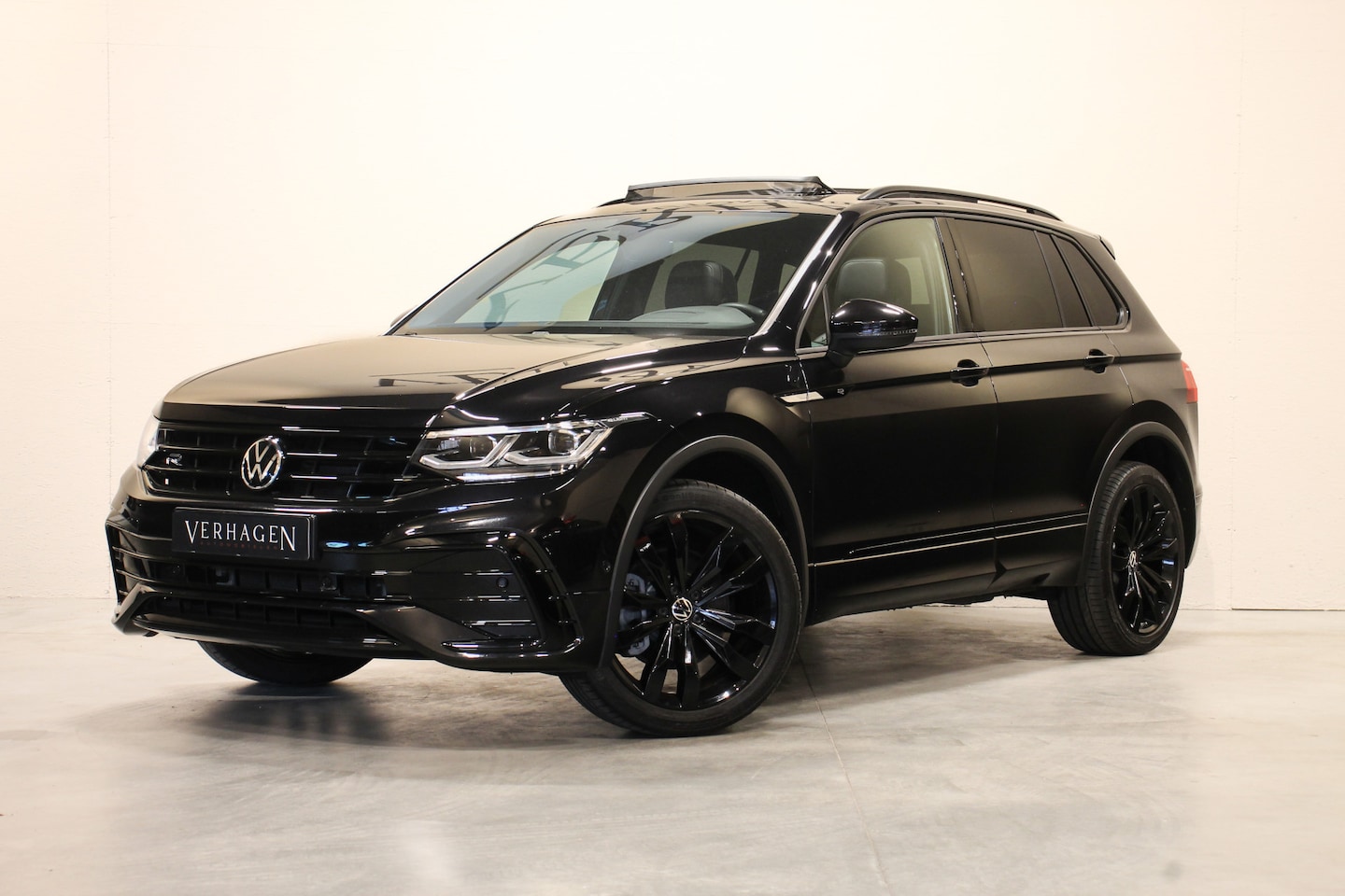 Volkswagen Tiguan - 2.0 TSI 245pk R-line Black Style Leer Pano Harman Kardon - AutoWereld.nl