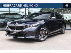 BMW 5-serie Touring - 520i M Sport Automaat / Trekhaak / Parking Assistant Plus / Adaptieve LED / Stoelverwarmin