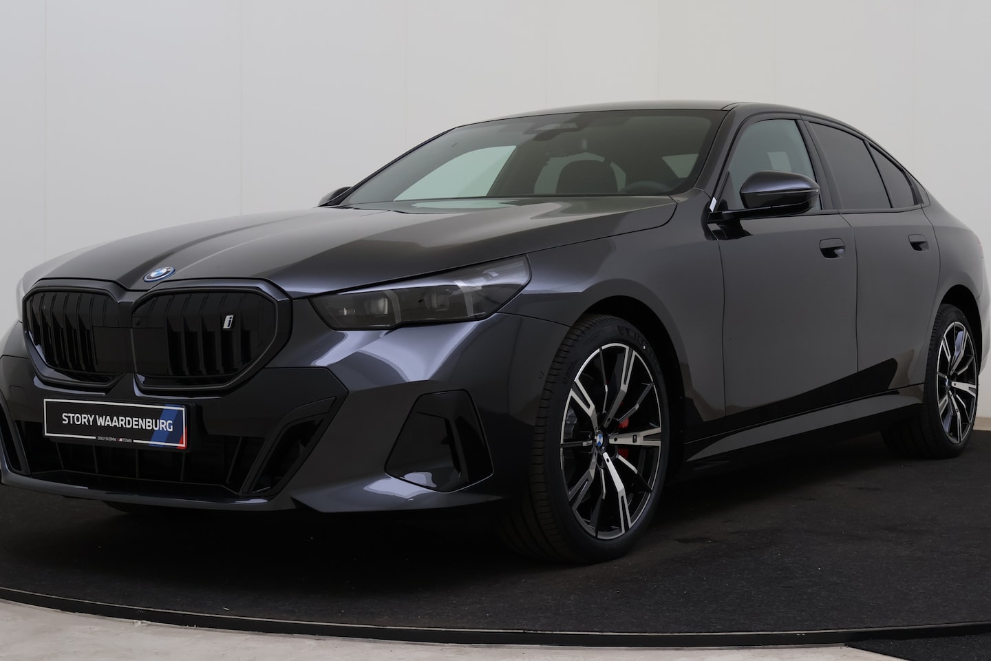 BMW i5 - eDrive40 M Sport / Panoramadak / Trekhaak / Comfortstoelen / Parking Assistant Plus / Adap - AutoWereld.nl