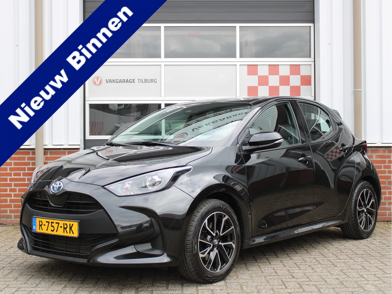 Toyota Yaris - 1.5 Hybrid Active Automaat /NAVI/16'LM/Camera/ACC/Climate control/Apple carplay/DAB+/CV/IS - AutoWereld.nl