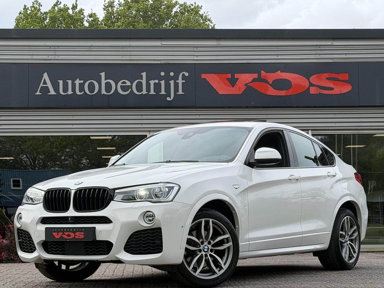 BMW X4 - xDrive20i M-Sport | ACC | HUD | Memory | Elektr. trekhaak | Glasdak - AutoWereld.nl