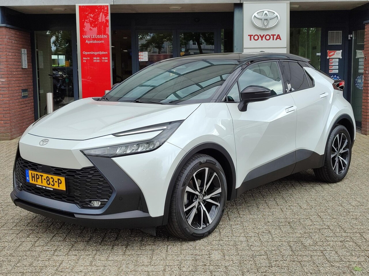 Toyota C-HR - 2.0 HYBRID BI-TONE STOEL/STUURVERW NAVI BLIND SPOT KEYLESS CAMERA PARK-SENSOREN APPLE/ANDR - AutoWereld.nl