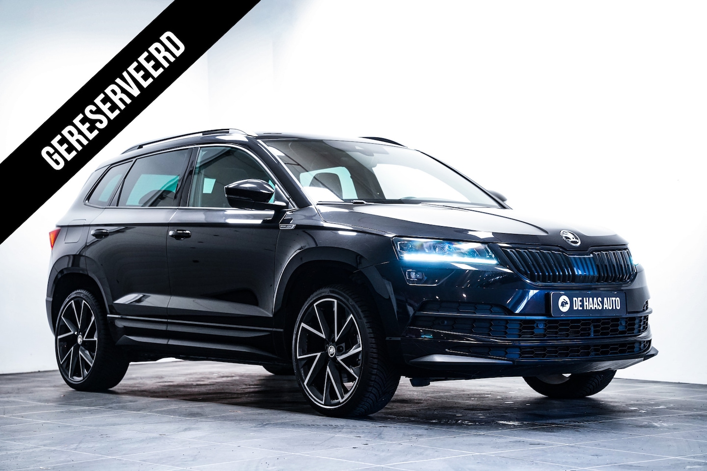 Skoda Karoq - 1.5 TSI Sportline|Pano dak|19 inch|Trekhaak|Camera - AutoWereld.nl