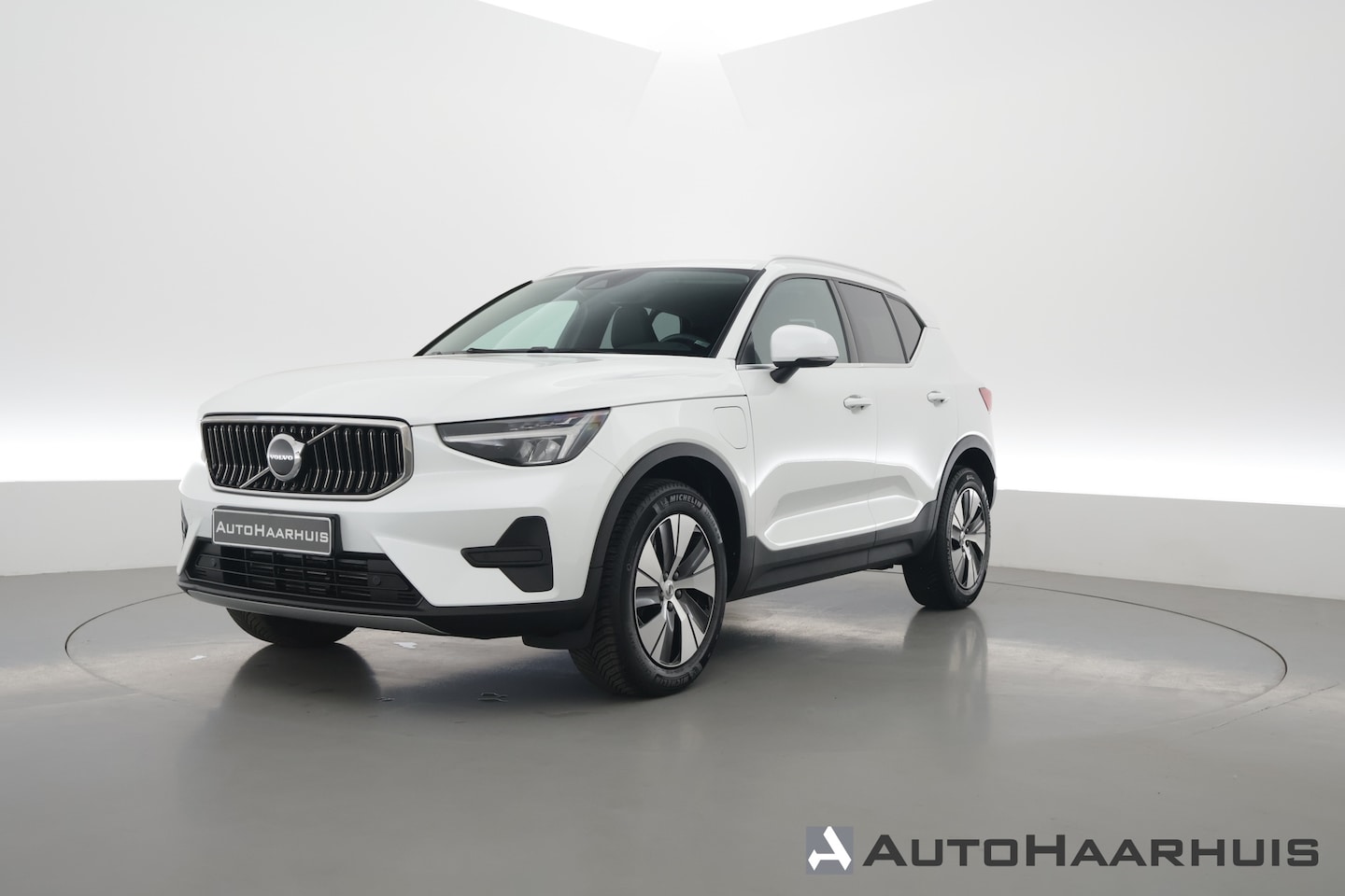 Volvo XC40 - 1.5 T4 Plug-in hybrid Plus Bright | SOH 97.4% |parelmoer wit | Keyless | Camera | Apple Ca - AutoWereld.nl