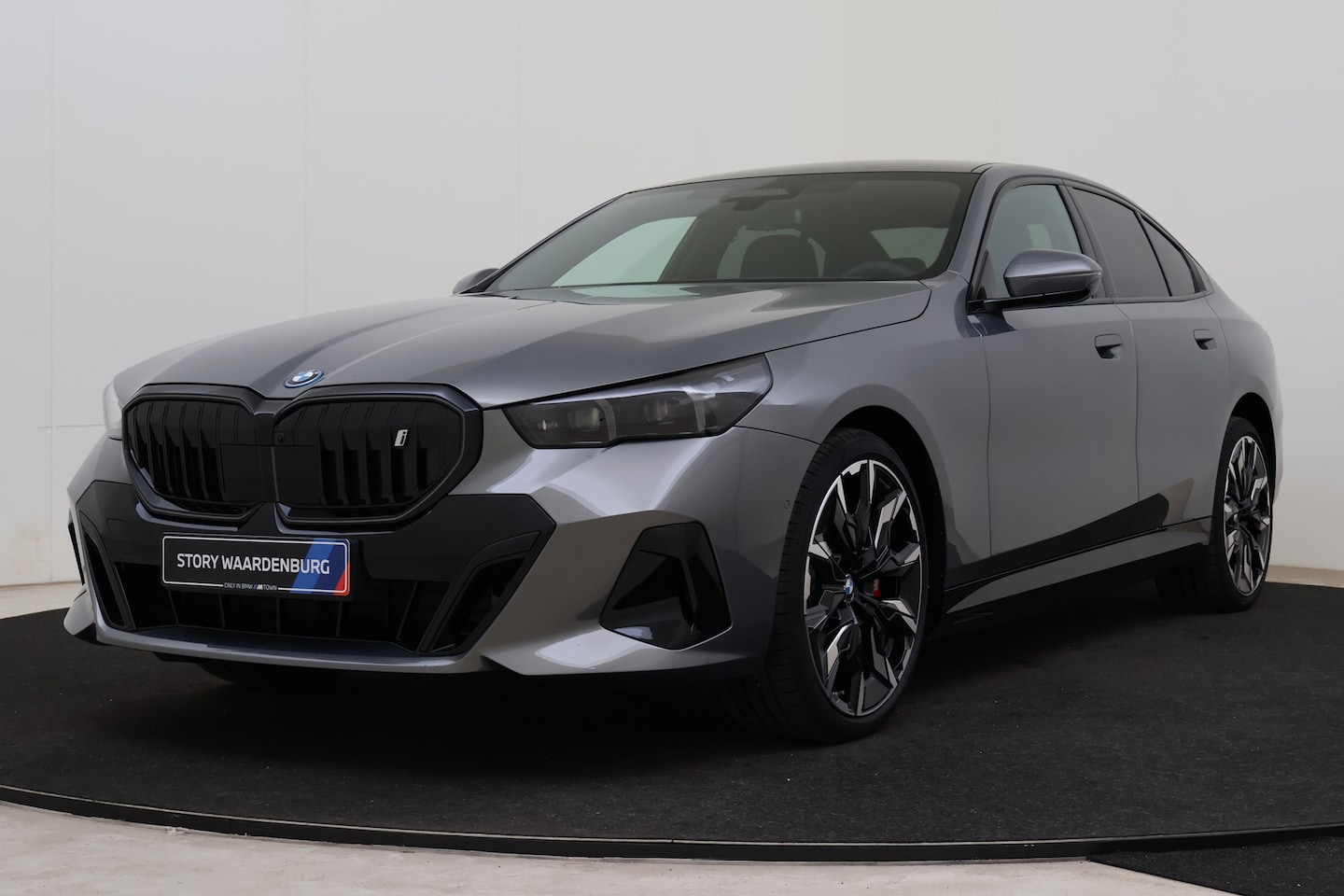 BMW i5 - eDrive40 M Sport / Panoramadak / Trekhaak / Comfortstoelen / Adaptieve LED / Parking Assis - AutoWereld.nl