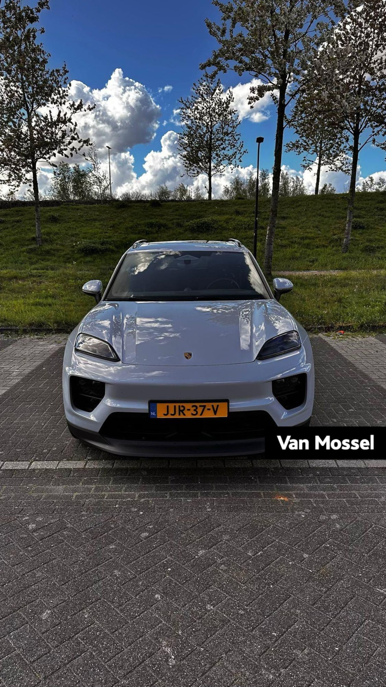Porsche Macan - 4 100 kWh | PASM LUCHTVERING | PANORAMADAK | 22 INCH RS SPYDER | IJSGRIJS METALLIC | WARMT - AutoWereld.nl
