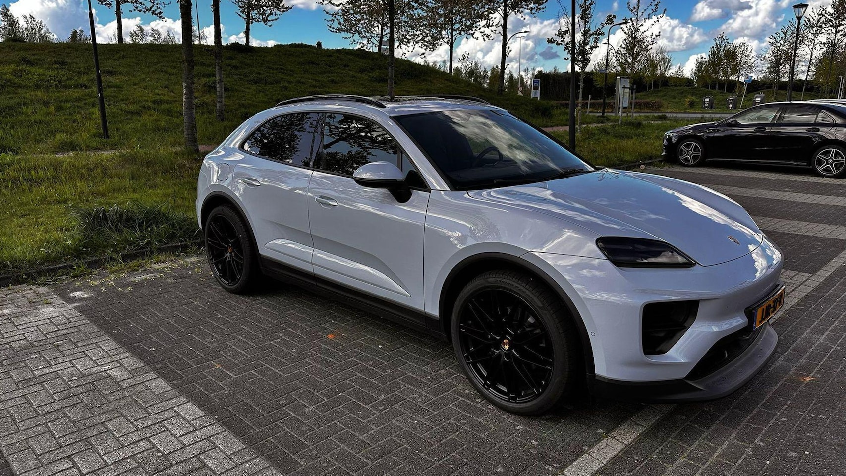 Porsche Macan - 4 100 kWh | PASM LUCHTVERING | PANORAMADAK | 22 INCH RS SPYDER | IJSGRIJS METALLIC | WARMT - AutoWereld.nl