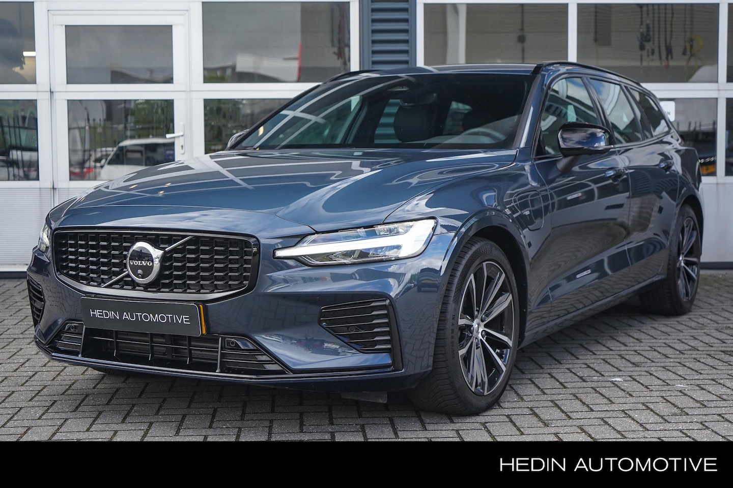 Volvo V60 - 2.0 T6 Plug-in hybrid AWD Plus Dark 360 Camera | Sportstoelen met geheugen | Harman/Kardon - AutoWereld.nl