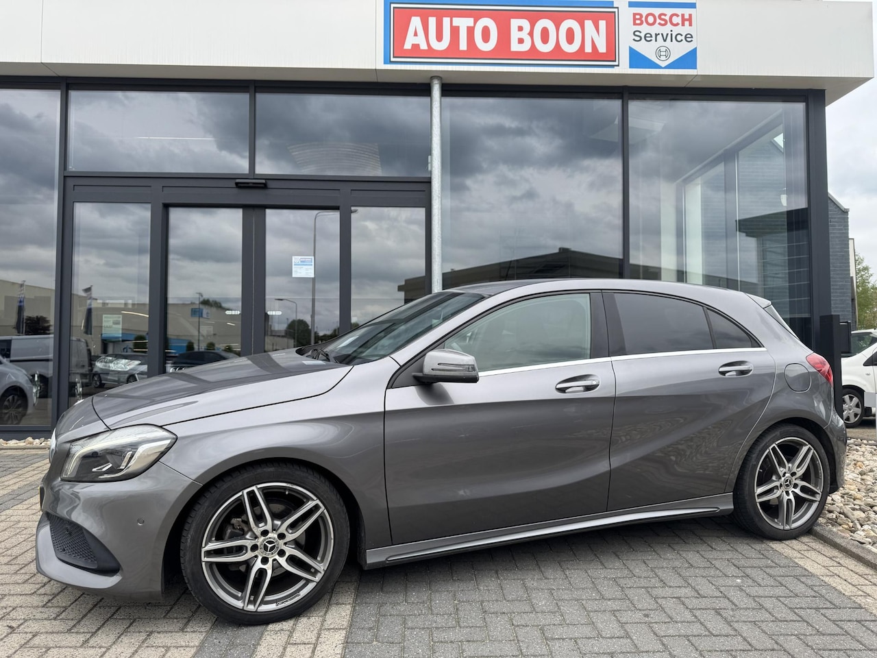 Mercedes-Benz A-klasse - 180 122PK AMG-LINE NAVI/LED/18"AMG/2XPDC/S&S/ ALCANTARASPORTZETELS/MEDIA/BTA/P-GLAS - 1 EI - AutoWereld.nl