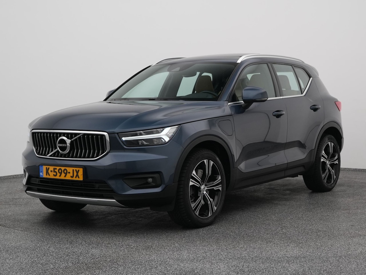Volvo XC40 - 1.5 T5 Recharge R-Design | PANO | ADAPTIVE | STOEL- EN STUURVERW. | TREKHAAK - AutoWereld.nl