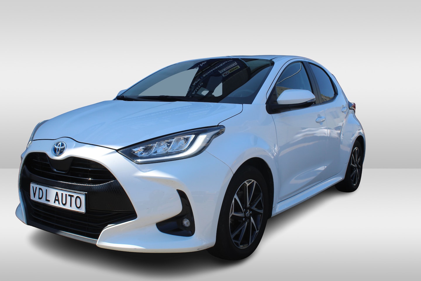 Toyota Yaris - 1.5 Hybrid 115 Executive Automaat l Stoelverwarming l Lendesteun l LM velgen l Spiegelverw - AutoWereld.nl