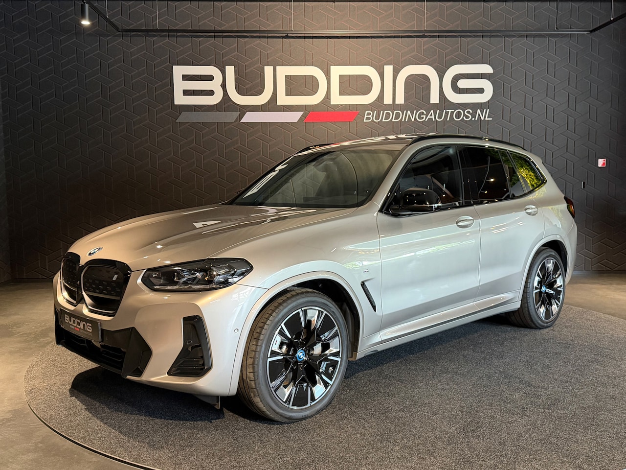 BMW iX3 - High Exe 80 kWh | M-sport | Trekhaak | Kaschmir Zilver - AutoWereld.nl