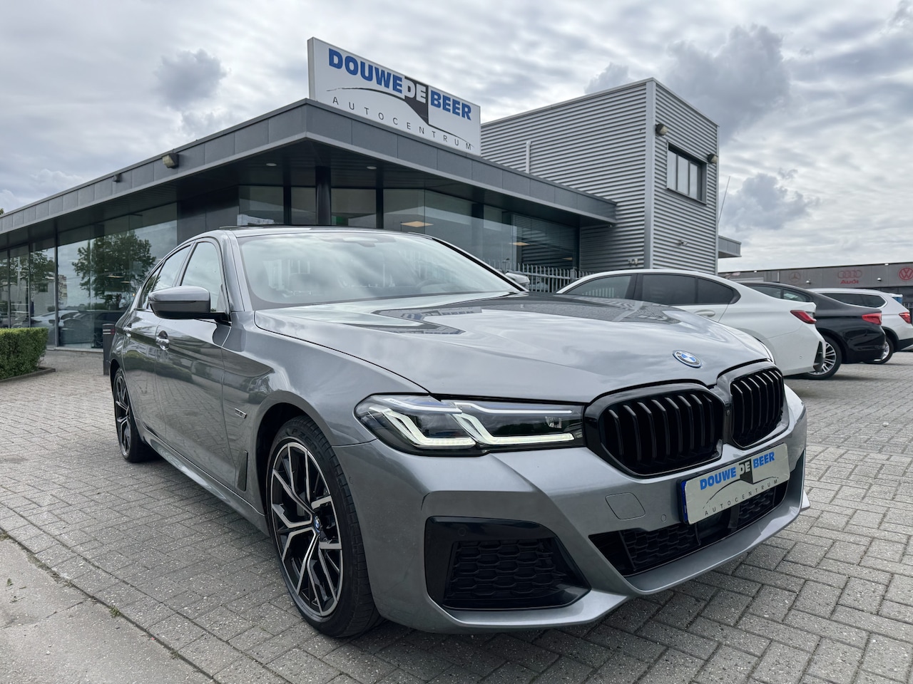 BMW 5-serie - 530e M sport Edition Plus sch/dak, trekhaak elect. , comfort stoelen, memory, Head Up, etc - AutoWereld.nl
