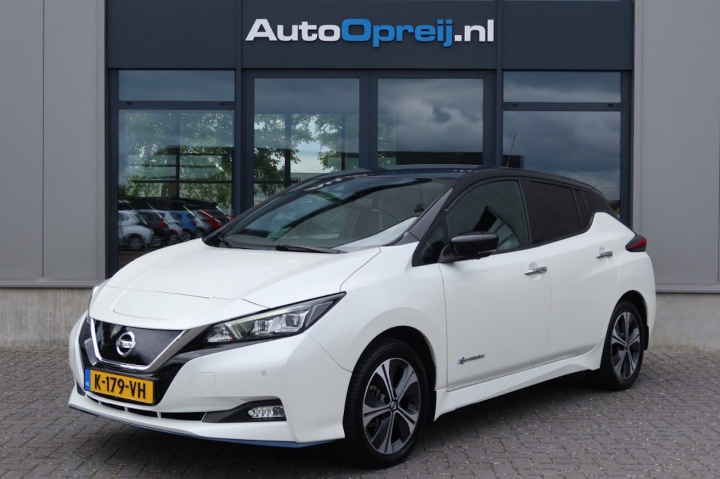 Nissan LEAF - 3.Zero Limited Edition 62 kWh Clima, NAVI, Leder bekl, Camera 360, Two-Tone - AutoWereld.nl