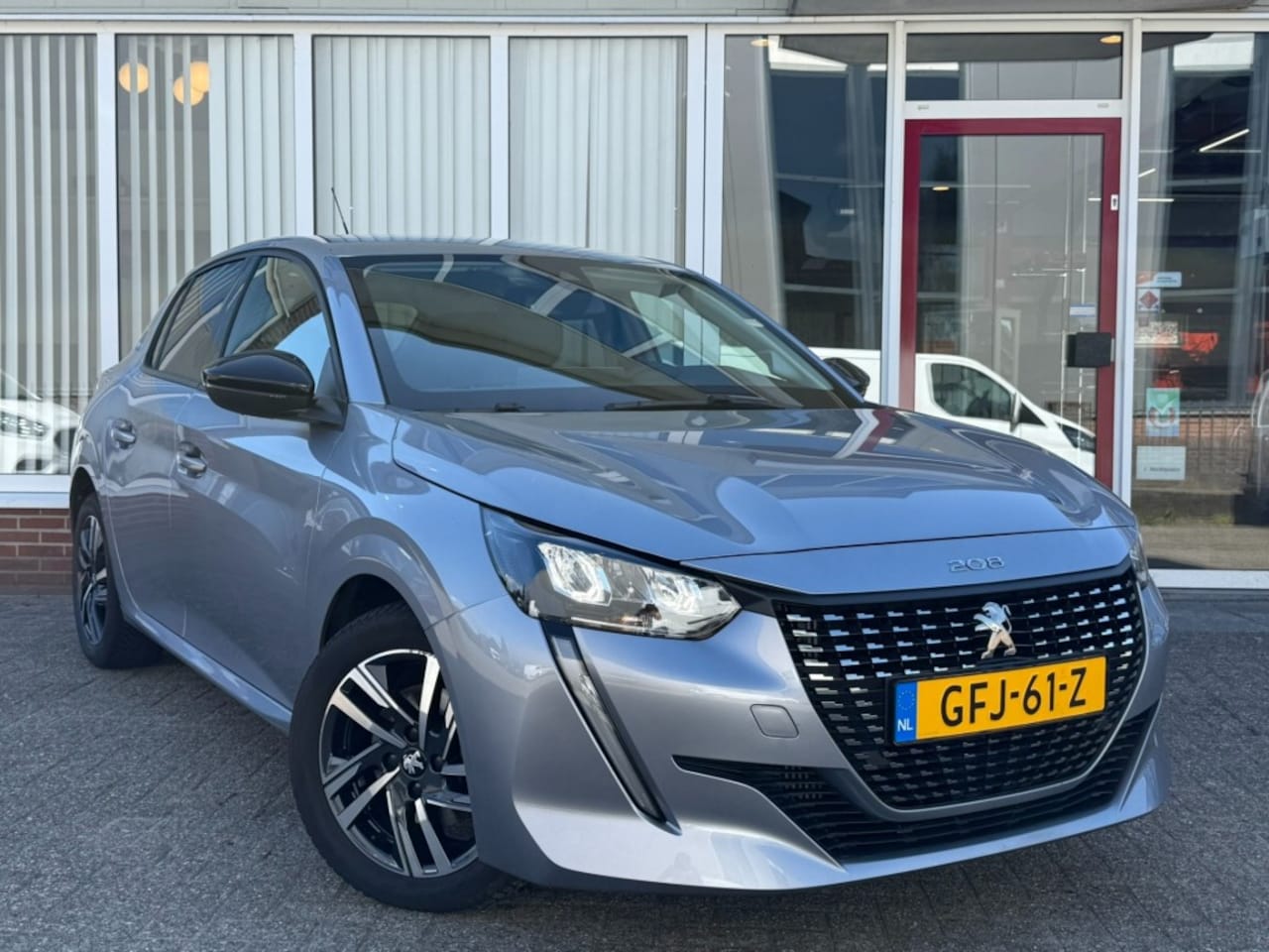 Peugeot 208 - 1.2 100 Allure I Carplay I 360-camera I Cruise I LED I Navi - AutoWereld.nl