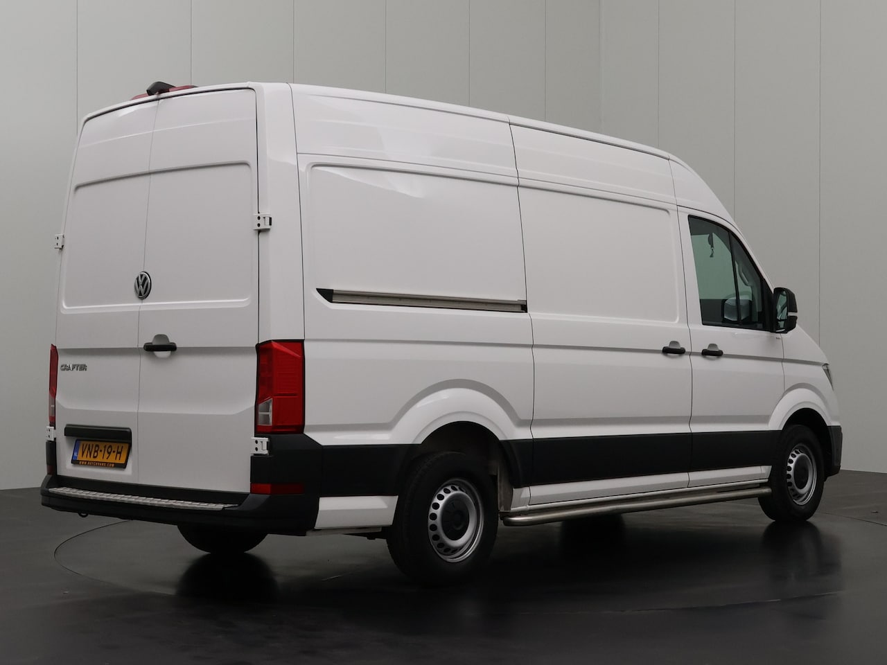 Volkswagen Crafter - 2.0TDI 140PK DSG Automaat L3H3 | Navigatie | Camera | Airco | Cruise - AutoWereld.nl