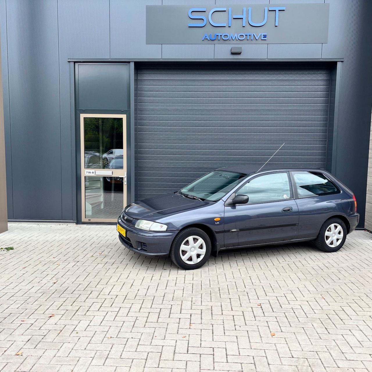 Mazda 323 - 1.3i P LX 3DRS APK 04-2027 | 132DKM | !!!UNIEK!!! - AutoWereld.nl