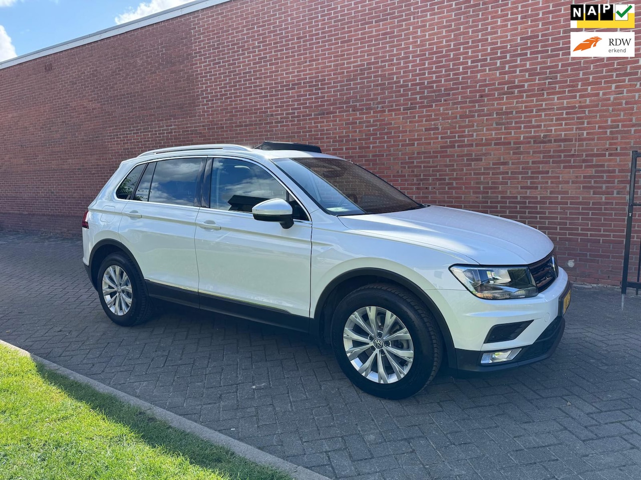 Volkswagen Tiguan - 1.4 TSI ACT Connected Series Navi Pano Stoelverw - AutoWereld.nl