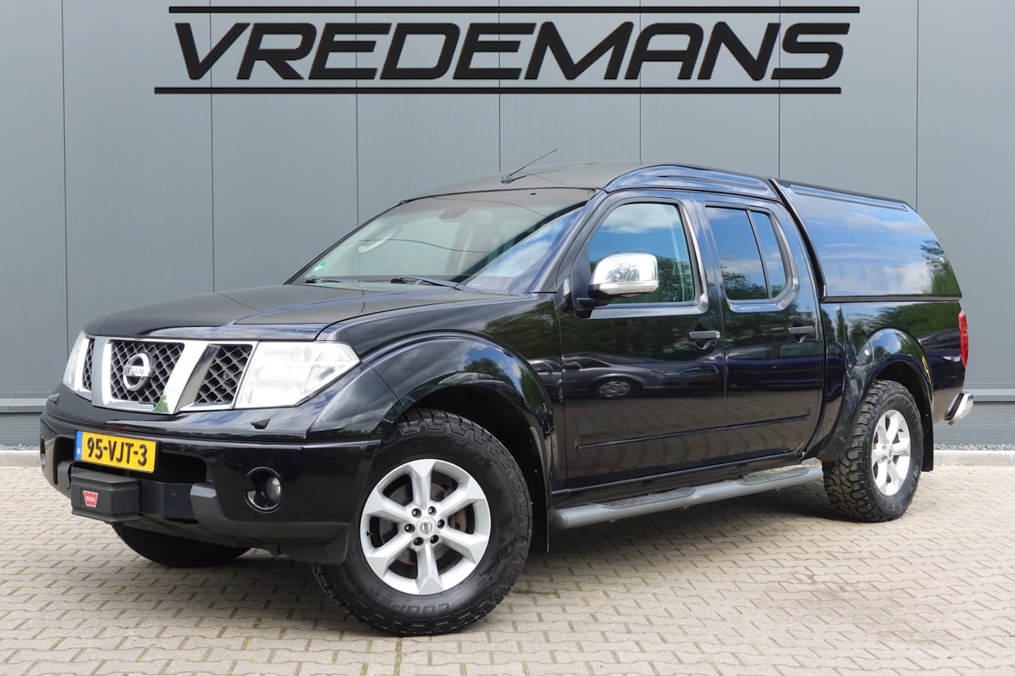 Nissan Navara - 2.5 dCi SE dubbele cabine 4X4/ 5-PERS/NAVI - AutoWereld.nl