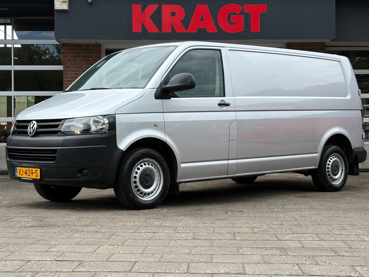 Volkswagen Transporter - 2.0 TDI L2H1 140PK! |airco|cruise|trekhaak|zes versnellingen|handsfree|radio|drie zitplaat - AutoWereld.nl