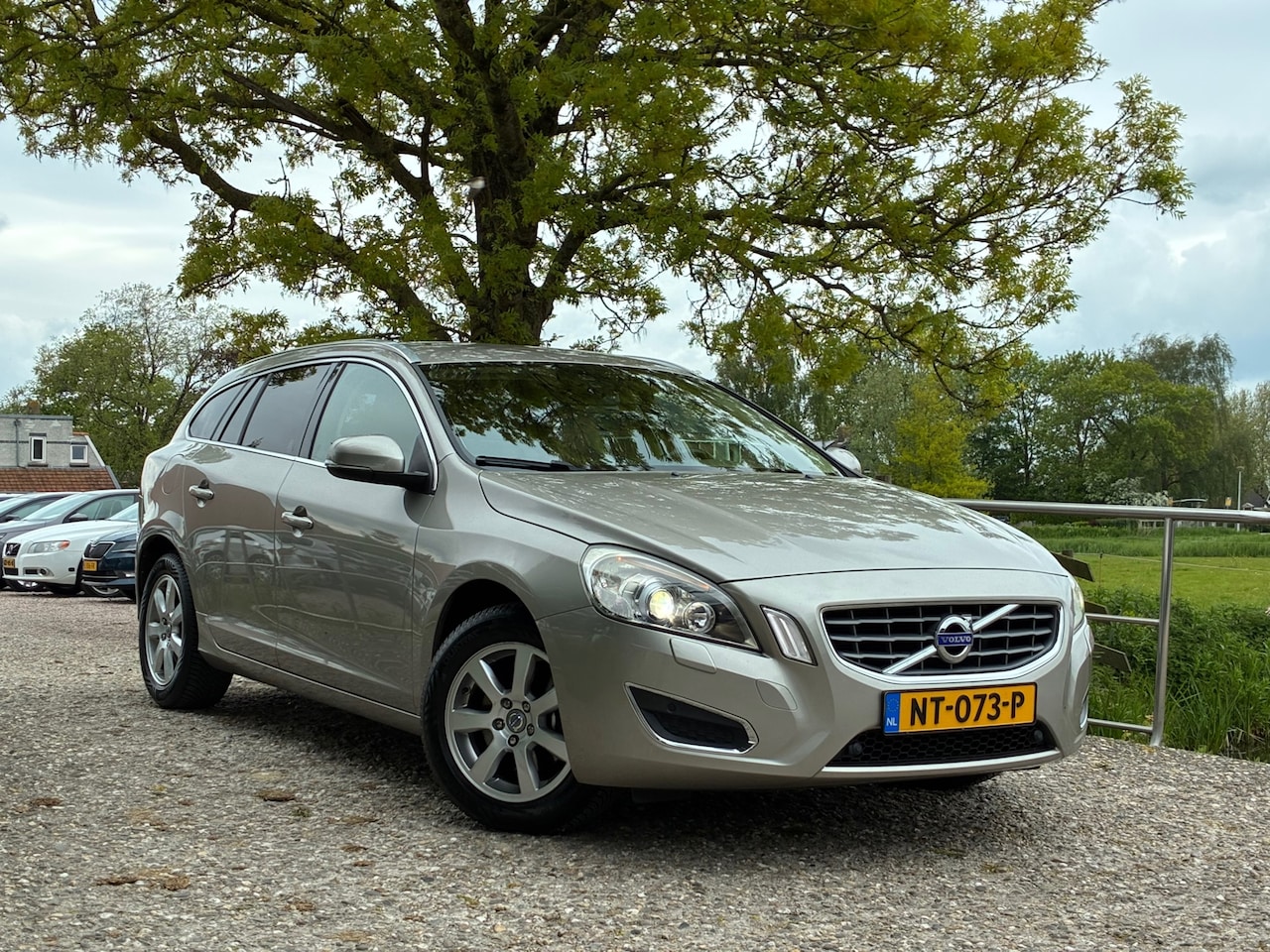 Volvo V60 - 1.6 T3 Summum | Xenon + Leder + Navi + Cruise nu €7.450,-!! - AutoWereld.nl