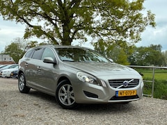 Volvo V60 - 1.6 T3 Summum | Xenon + Leder + Navi + Cruise nu €7.450,