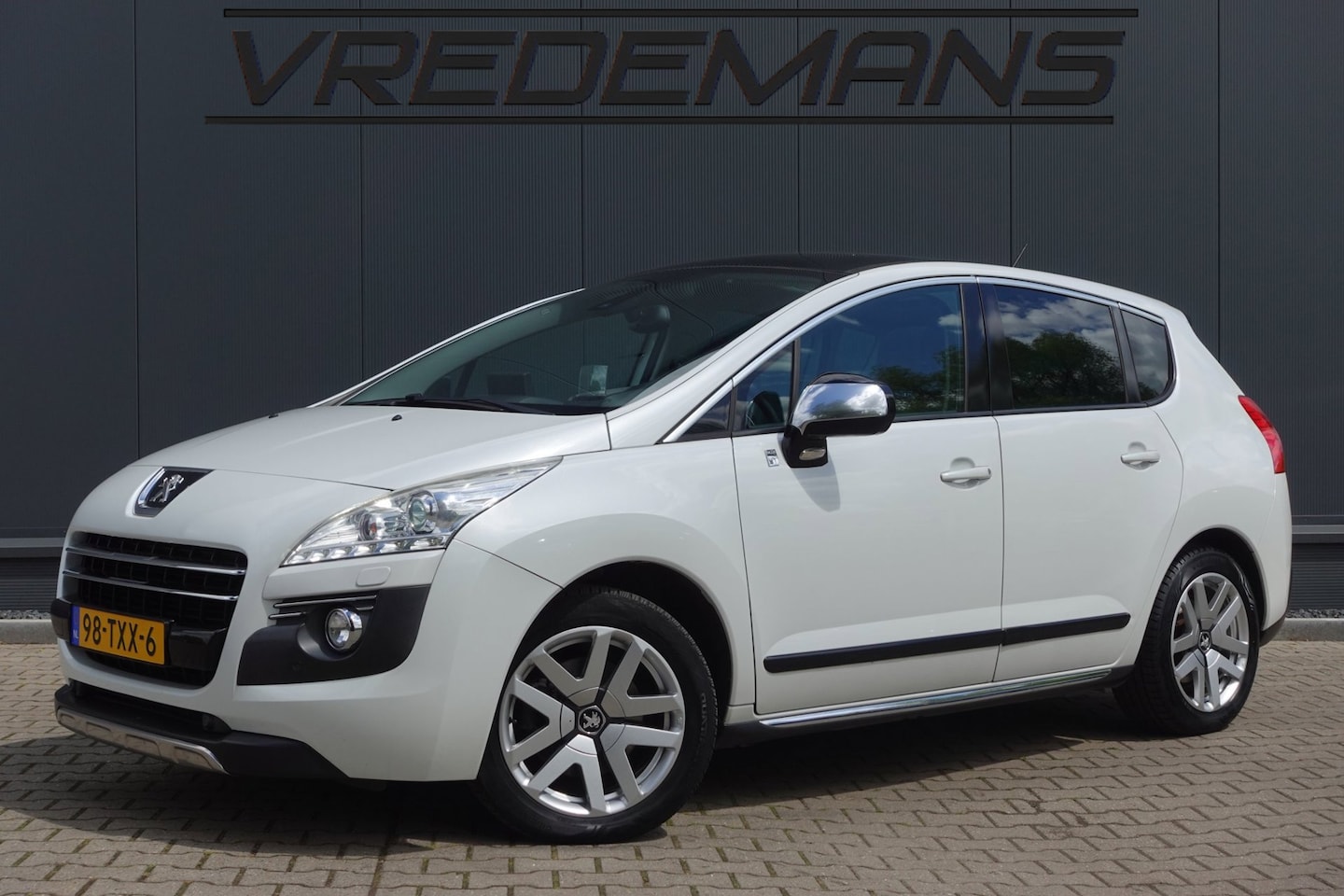 Peugeot 3008 - 2.0 HDiF HYbrid4 Blue Lease Executive PANO/NAVI/HUD - AutoWereld.nl