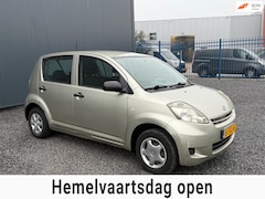 Daihatsu Sirion 2 - 1.0-12V Trend NWE APK5DEURSKOOPJE