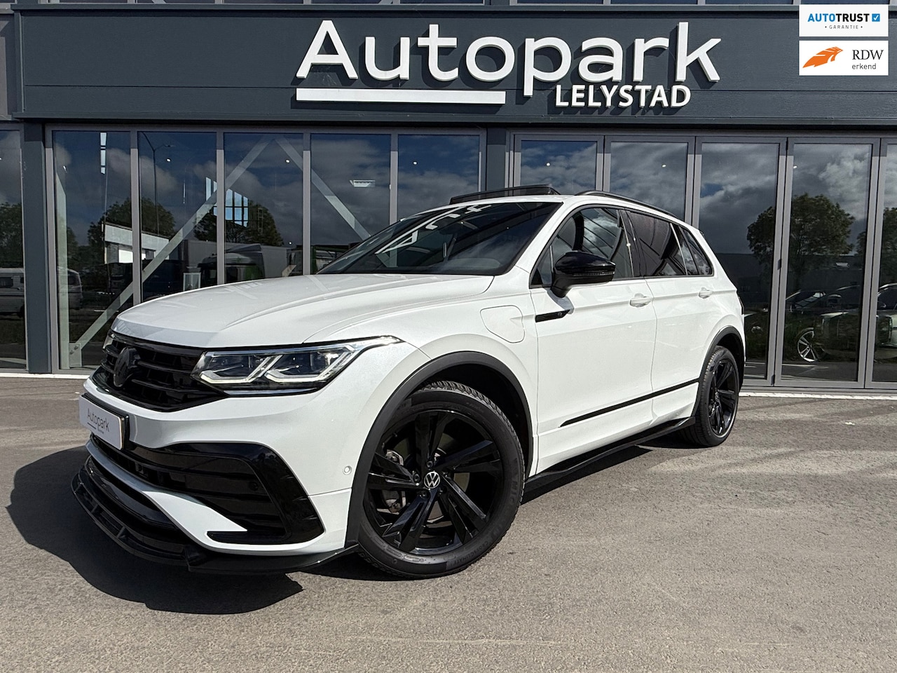 Volkswagen Tiguan - 1.4 TSI eHybrid R-Line Business+ MAXTON Black Edition - AutoWereld.nl
