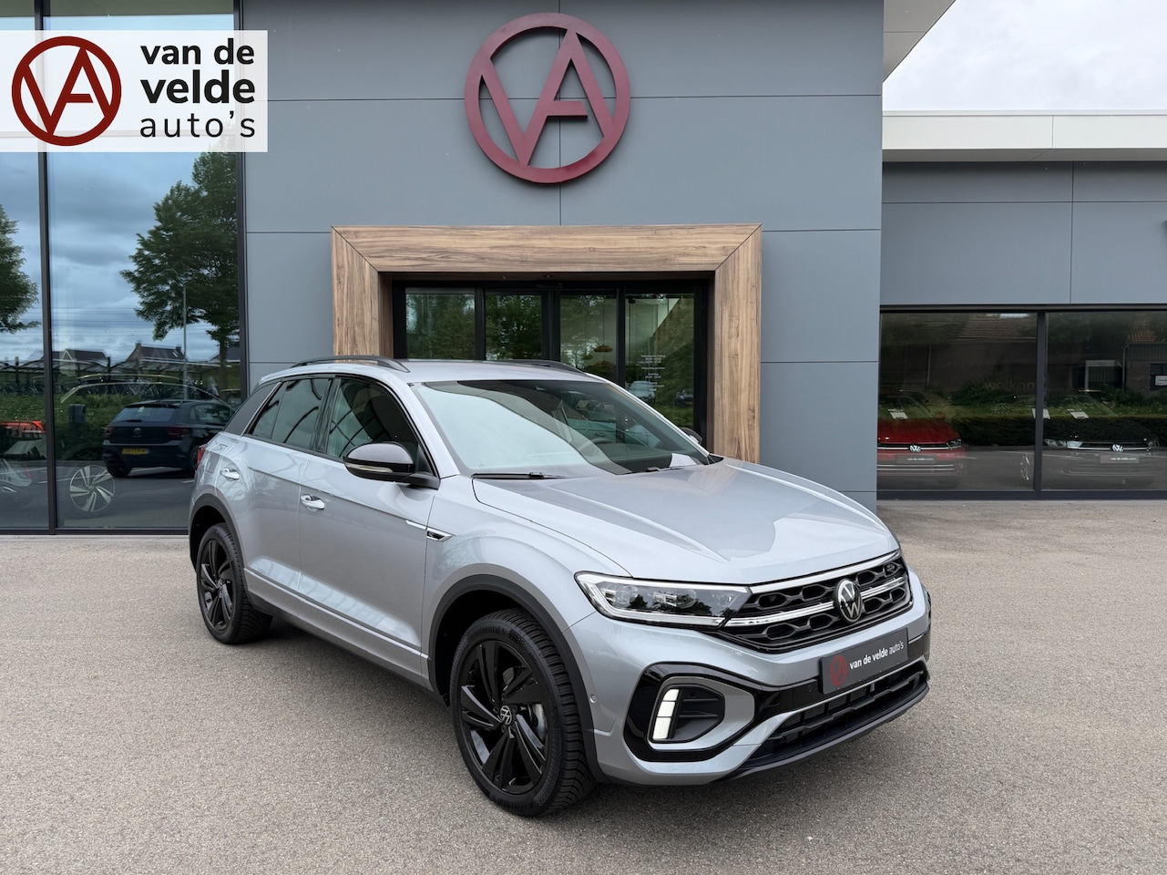 Volkswagen T-Roc - 1.5 TSI 150pk DSG R-Line | Black Style | Camera | Keyless | Elek. Achterklep | Dode hoek | - AutoWereld.nl