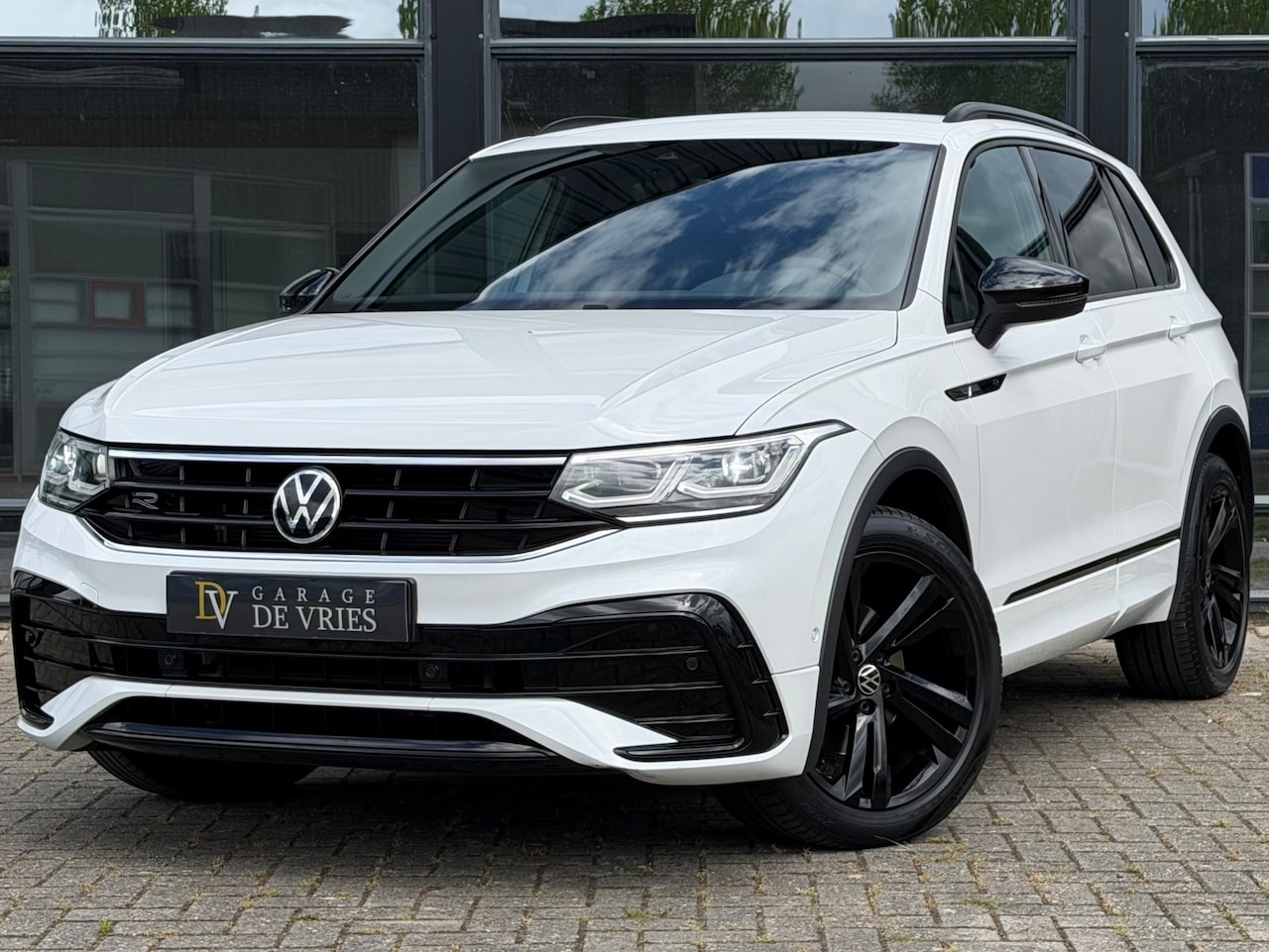 Volkswagen Tiguan - 1.5 TSI R-Line Black Style DSG ACC Full Option 1800KG Trekgewicht Trekhaak Garantie - AutoWereld.nl