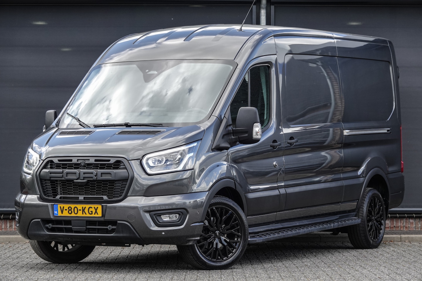 Ford Transit - L3H2 2.0Tdci 165Pk Aut. | Raptor Edition | 2xSchuifdeur | 360° Camera | Treeplanken | 19'' - AutoWereld.nl
