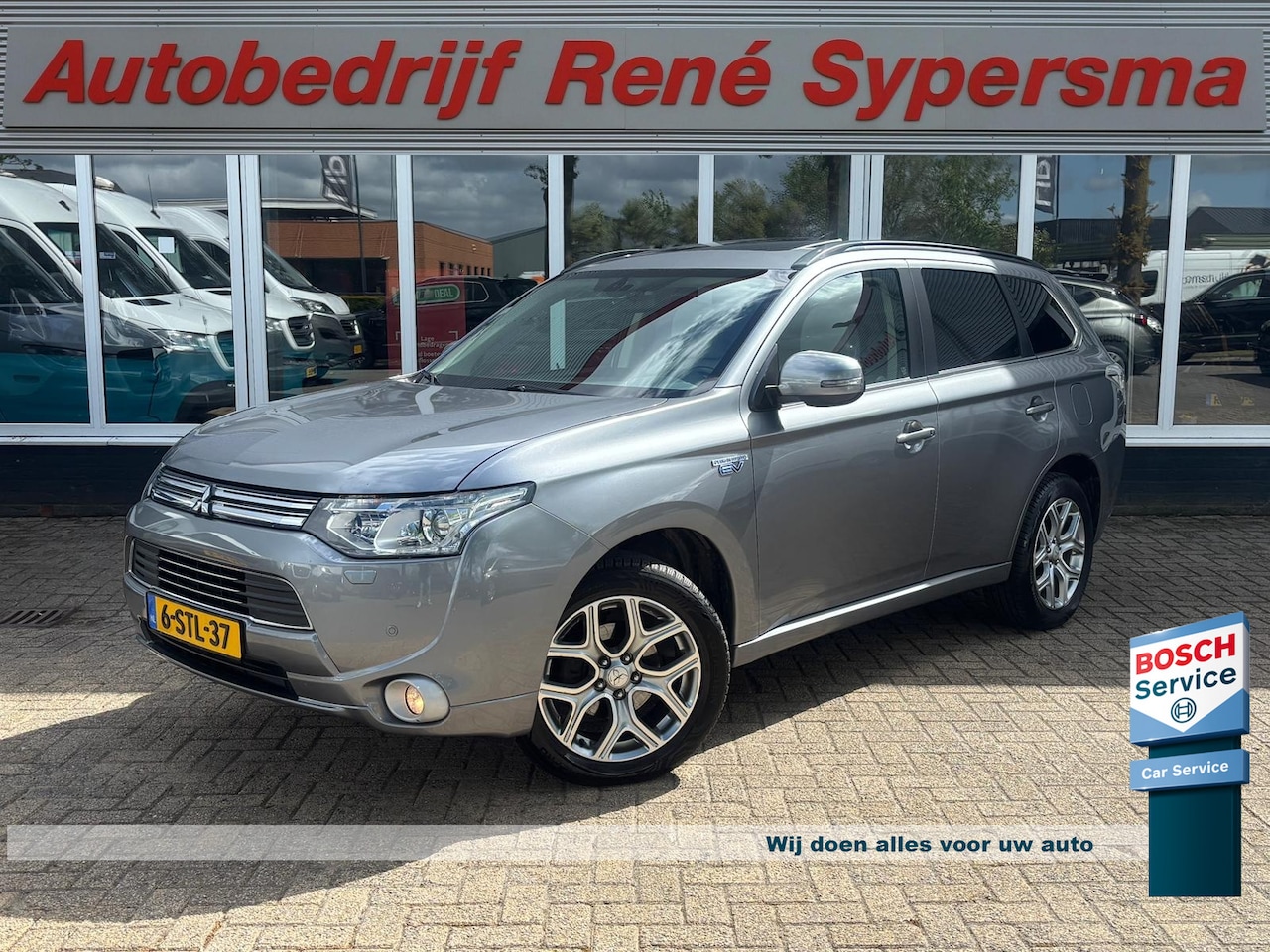 Mitsubishi Outlander - 2.0 PHEV instyle | Trekhaak | Schuifkanteldak | Stoelverwarming | Navi - AutoWereld.nl