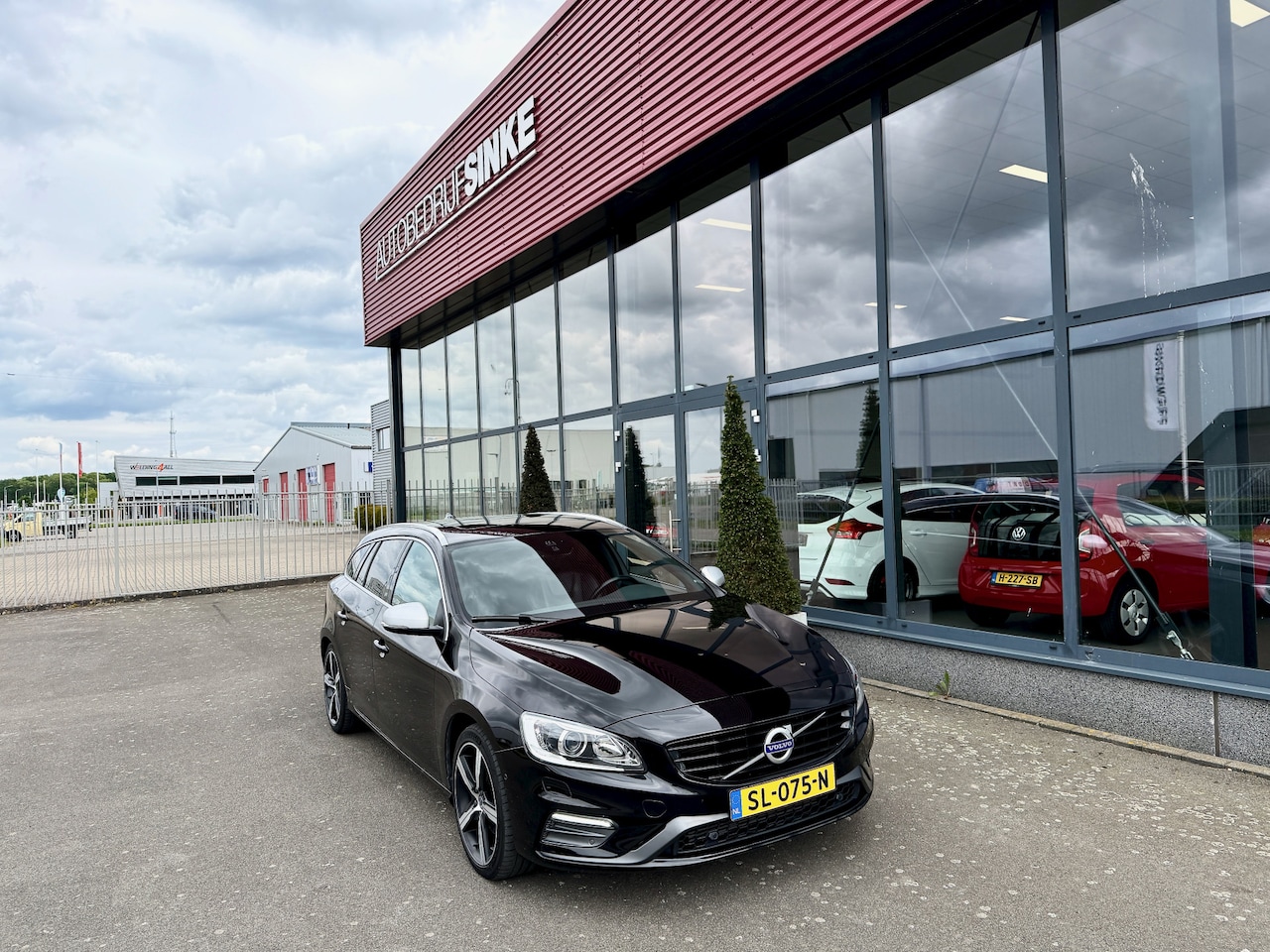 Volvo V60 - 2.0 T4 Business Sport ECC CRUISE NAVI - AutoWereld.nl